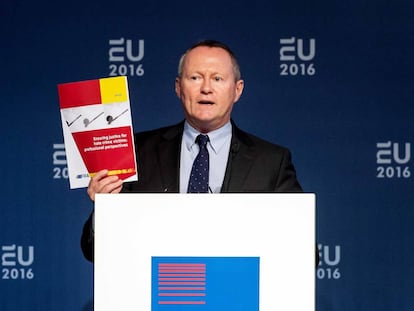 El director de la Agencia de Derechos Fundamentales de la UE (FRA), Michael O'Flaherty, en la presentación del Compendio Europeo de Delito de Odio en Amsterdam (Holanda) el pasado 28 de abril.