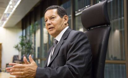 El vicepresidente Mourão este jueves en su despacho, en Brasilia.