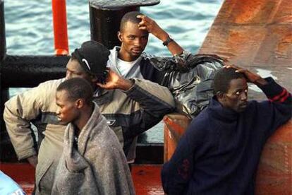 Inmigrantes rescatados por Salvamento Marítimo, a su llegada al puerto tinerfeño de Los Cristianos.