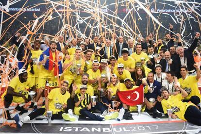 Los jugadores del Fenerbah&ccedil;e celebran el t&iacute;tulo de la &uacute;ltima Euroliga
 