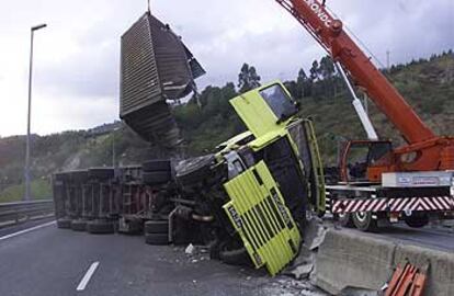 El accidente de un camión cortó durante varias horas ayer, <i>Día sin coches</i>, la circulación en ambos sentidos de la N-634, a la altura de Galdakao.