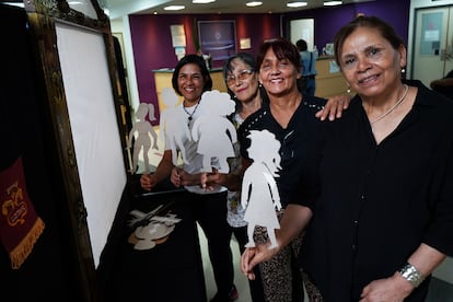 Algunas de las pacientes del hospital José Miguel de Urrutia con los títeres de silueta elaborados por ellas.