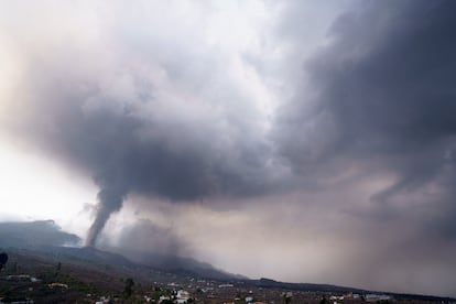 La nube de gases y ceniza sobre el volcán de La Palma, este miércoles.