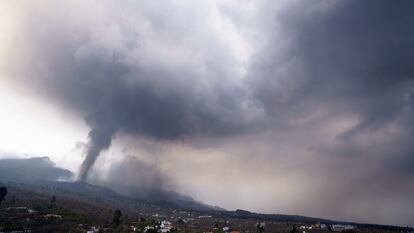 Nuvem de gases e cinzas sobre o vulcão de La Palma, nesta quarta-feira.