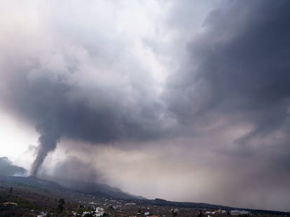 Nuvem de gases e cinzas sobre o vulcão de La Palma, nesta quarta-feira.