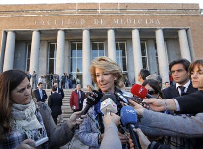 Esperanza Aguirre responde a las preguntas de los periodistas a las puertas de la Facultad de Medicina de la Complutense.