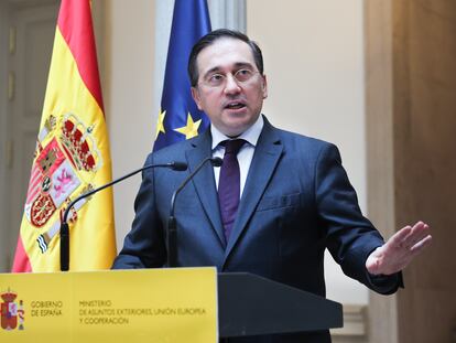 El ministro de Asuntos Exteriores, José Manuel Albares, durante la rueda de prensa de este jueves en la sede del ministerio.