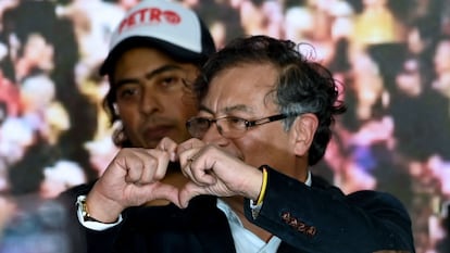 Gustavo Petro, en primer plano, y detrás, su hijo mayor, Nicolás Petro, el día que ganó las elecciones presidenciales, el 29 de mayo de 2022, en Bogota.
