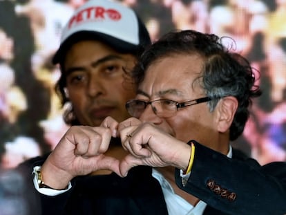 Gustavo Petro, en primer plano, y detrás, su hijo mayor, Nicolás Petro, el día que ganó las elecciones presidenciales, el 29 de mayo de 2022, en Bogota.