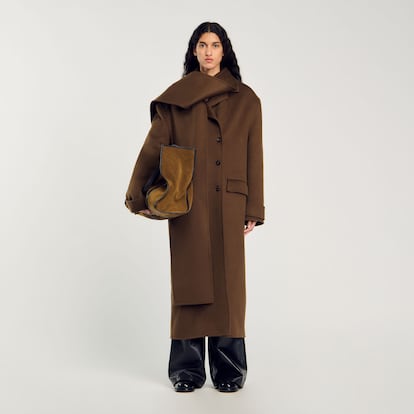 Con este abrigo 'oversize' de Sandro irás doblemente abrigada gracias a su bufanda incorporada. Su color marrón chocolate aporta la dosis extra de sofisticación perfecta para cualquier look de invierno. (595 euros) 