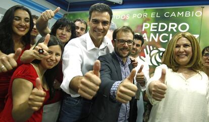 El aspirante a secretario general del PSOE, Pedro Sánchez (c), saluda junto a su compañeros durante la presentación de su candidatura, en la agrupación socialista de la localidad madrileña de Alcorcón, en junio de 2014.