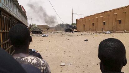Jóvenes malienses observan el atentado con cochebomba en Gao el 1 de julio.
