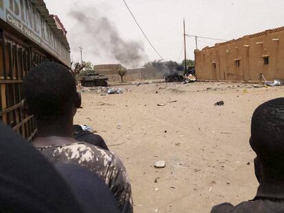 Jóvenes malienses observan el atentado con cochebomba en Gao el 1 de julio.