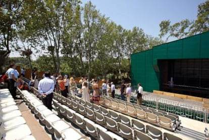 Las gradas y el nuevo escenario del Festival de Peralada con los nidos de cigüeñas al fondo sobre los árboles.