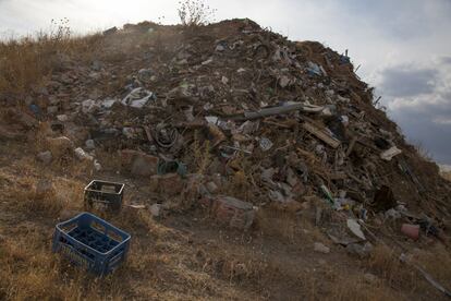 Los vertidos continúan cuatro meses después. Esta imagen de una gran montaña de desechos es del 1 de septiembre. 