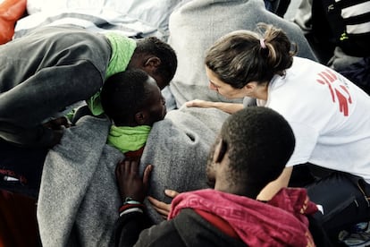 Amanece y el Dignity se dirige rumpo Porto Empedocle (Sicilia), donde las autoridades italianas aguardan el desembarco de 256 migrantes que fueron rescatados hace dos días frente a las costas libias.