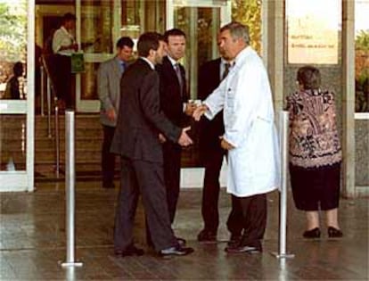 El portavoz Imaz y el <b></b><i>lehendakari</i> Ibarretxe, a la salida del hospital en el que está ingresado el niño herido.