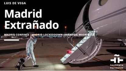 Ricardo accede a desinfectar un avión en la pista del aeropuerto de Madrid.