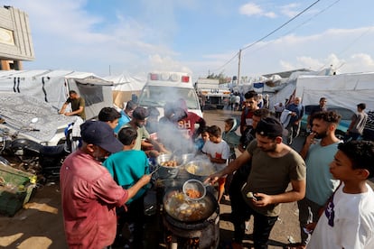 Un grupo de palestinos cocinan en un campamento para refugiados en Jan Yunis, este martes.  