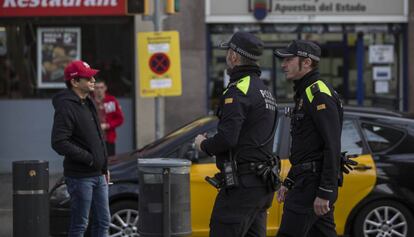 Una pareja de la Guardia Urbana patrulla La Rambla de Barcelona.
