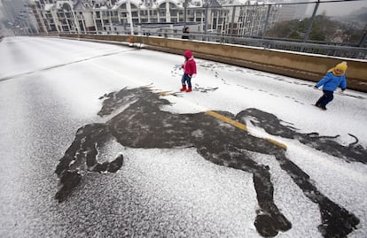 Año del caballo en China. Unos niños juegan alrededor de la silueta de un caballo tras la nevada en Hubei, provincia de Wuhan.