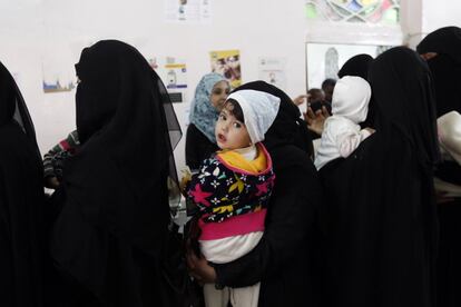 <p>Un niño yemení espera recibir una vacuna contra la difteria en un centro de salud en la capital, Sanaa, el 18 de marzo de 2018. Más de 2.300 yemeníes han muerto de cólera y 70 de difteria en medio del deterioro de las condiciones de higiene y saneamiento, dice la Organización Mundial de la Salud.</p> <p>El índice de malnutrición se mantiene estable en comparación con el año pasado, pero no es una buena noticia, según Meritxell Relaño, representante de Unicef en Yemen. “Las cifras siguen demasiado elevadas, con 1,8 millones de niños malnutridos y 1,1 millones de madres embarazadas o en lactancia”, explica.</p>
