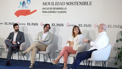 Desde la izquierda, Joan Groizard Payeras, director general de Idae;  Álvaro Fernández Heredia, Secretario general de Movilidad Sostenible; Cristina Martínez, directora financiera de Silence (Acciona) y Arturo Pérez de Lucía, director de Aedive.