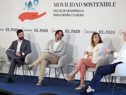 Desde la izquierda, Joan Groizard Payeras, director general de Idae;  Álvaro Fernández Heredia, Secretario general de Movilidad Sostenible; Cristina Martínez, directora financiera de Silence (Acciona) y Arturo Pérez de Lucía, director de Aedive.