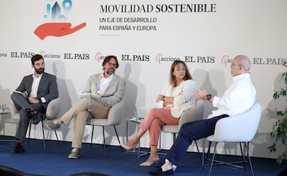 Desde la izquierda, Joan Groizard Payeras, director general de Idae;  Álvaro Fernández Heredia, Secretario general de Movilidad Sostenible; Cristina Martínez, directora financiera de Silence (Acciona) y Arturo Pérez de Lucía, director de Aedive