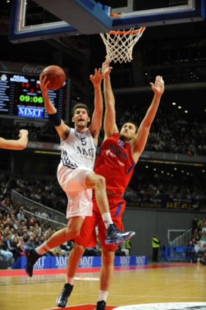 Rudy entra a canasta ante un rival del CSKA.