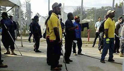 Imagen facilitada por Refugee Action Coalition en la que se muestra a la policía entrando en el centro de migrantes de Manus.