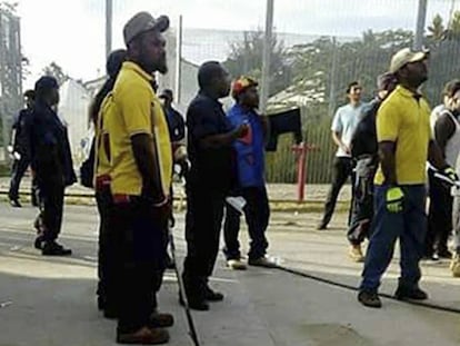 Imagen facilitada por Refugee Action Coalition en la que se muestra a la polic&iacute;a entrando en el centro de migrantes de Manus.