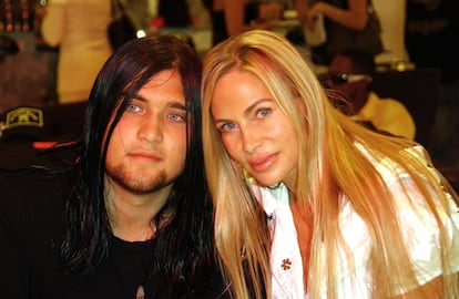 Weston Coppola Cage y su madre, Christina Fulton, en un evento dentro del Beverly Center de California el 5 de septiembre de 2007.