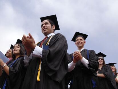 Estudiantes aplauden durante el acto de graduaci&oacute;n en la Universidad Pepperdine de Malib&uacute; (California, EE UU). 