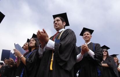 Estudiantes aplauden durante el acto de graduaci&oacute;n en la Universidad Pepperdine de Malib&uacute; (California, EE UU). 