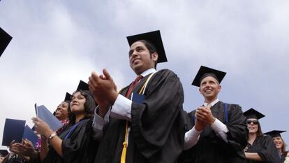 Estudantes aplaudem durante o ato de graduación na Universidad Pepperdine de Malibú (Califórnia, EUA).