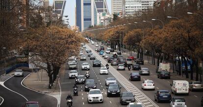 Tráfico en el Paseo de la Castellana en Madrid.