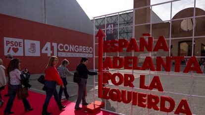 Cartel a la entrada del recinto donde se celebra el Congreso del PSOE, en Sevilla.