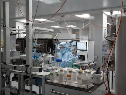 Uno de los laboratorios del Parque Científico de Barcelona (PCB), el 9 de marzo de 2023, en Barcelona.