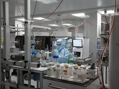 Investigadores trabajan en uno de los laboratorios del Parque Científico de Barcelona a 9 de marzo de 2023.