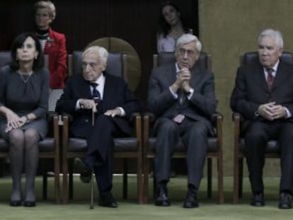 De izquierda a derecha, los expresidentes del Tribunal Constitucional Pascual Sala, María Emilia Casas, Manuel Jiménez de Parga, Pedro Cruz Villalón, Álvaro Rodríguez-Bereijo y Miquel Rodríguez-Piñero, durante el acto en el que el ministro de Justicia les impuso la orden de San Raimundo de Peñafort.