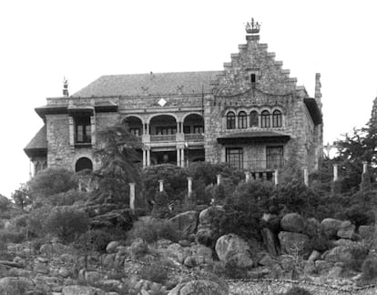 Vista del palacio Canto del Pico, entonces sin pintadas y con las ventanas sin tapiar, el 9 de agosto de 1985.