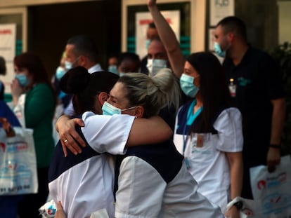 Sanitarios de la Fundación Jiménez Díaz (Madrid) en una concentración en mayo.