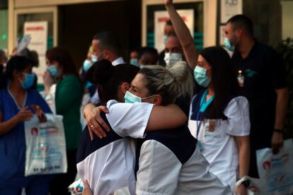 Sanitarios de la Fundación Jiménez Díaz (Madrid) en una concentración en mayo.