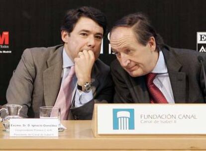 El vicepresidente González (izquierda) e Ildefonso de Miguel, en la Fundación Canal en 2006.