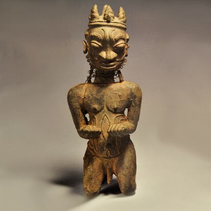 Esta figura arrodillada procede de la zona de Ijebu-Yoruba.  De la nariz brotan serpientes, que puede expresar la emanación del espíritu. (Comisión Nacional de Museos y Monumentos, Nigeria).