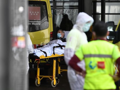 Un paciente en las Urgencias del Hospital La Paz, el pasado marzo.