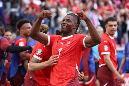 Embolo celebra después de anotar frente a Hungría.