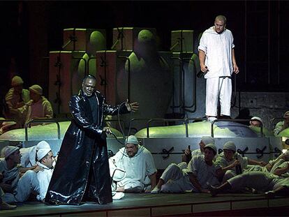 Escena de 'La condenación de Fausto', de La Fura dels Baus, en el Festival de Salzburgo de 1999.