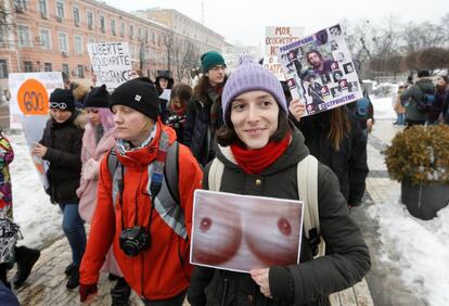 Feministas ucranianas sujetan pancartas durante su huelga en Kiev (Ucrania).